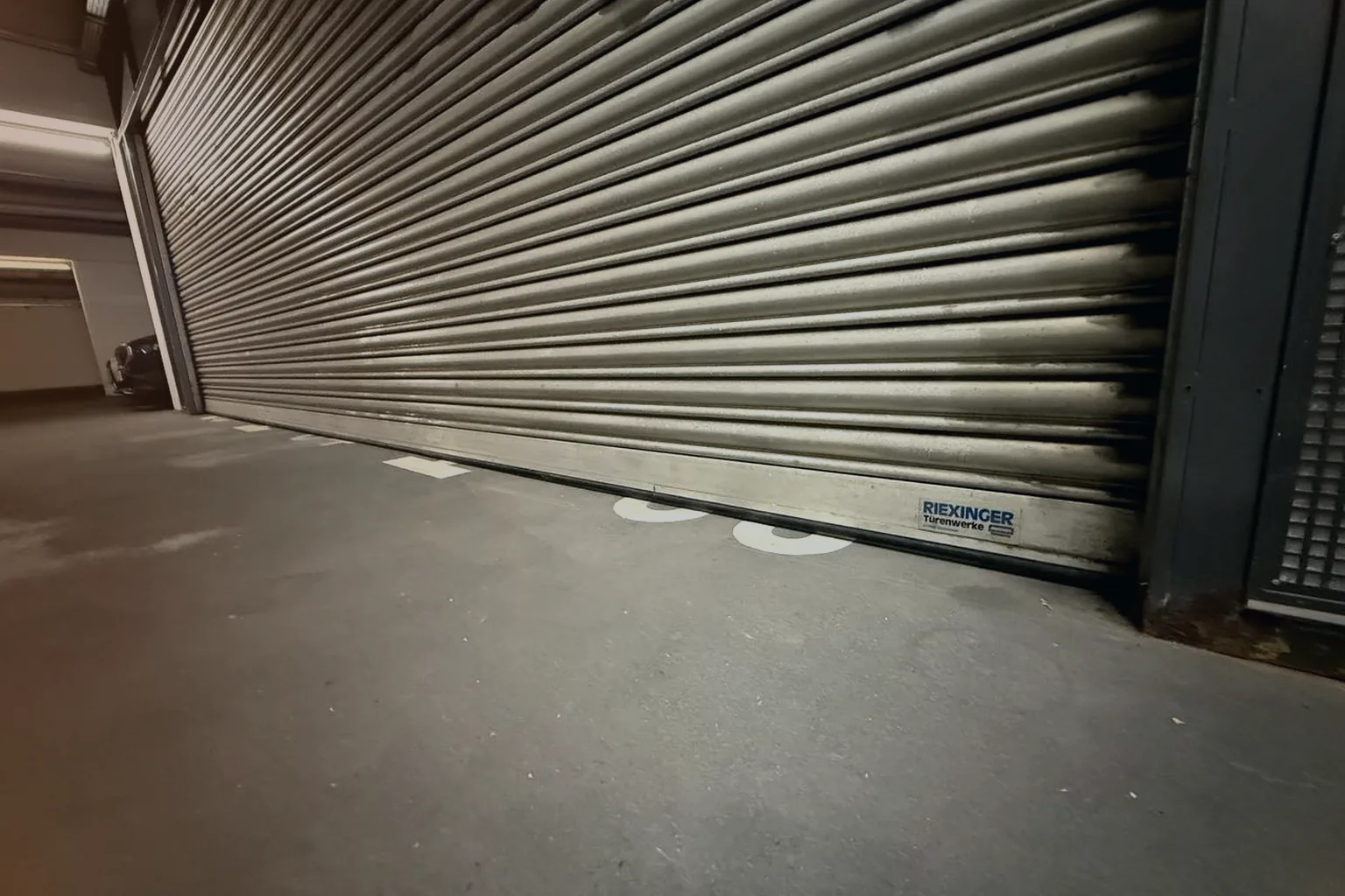 Rolltor in einer hochwertigen Objektgarage