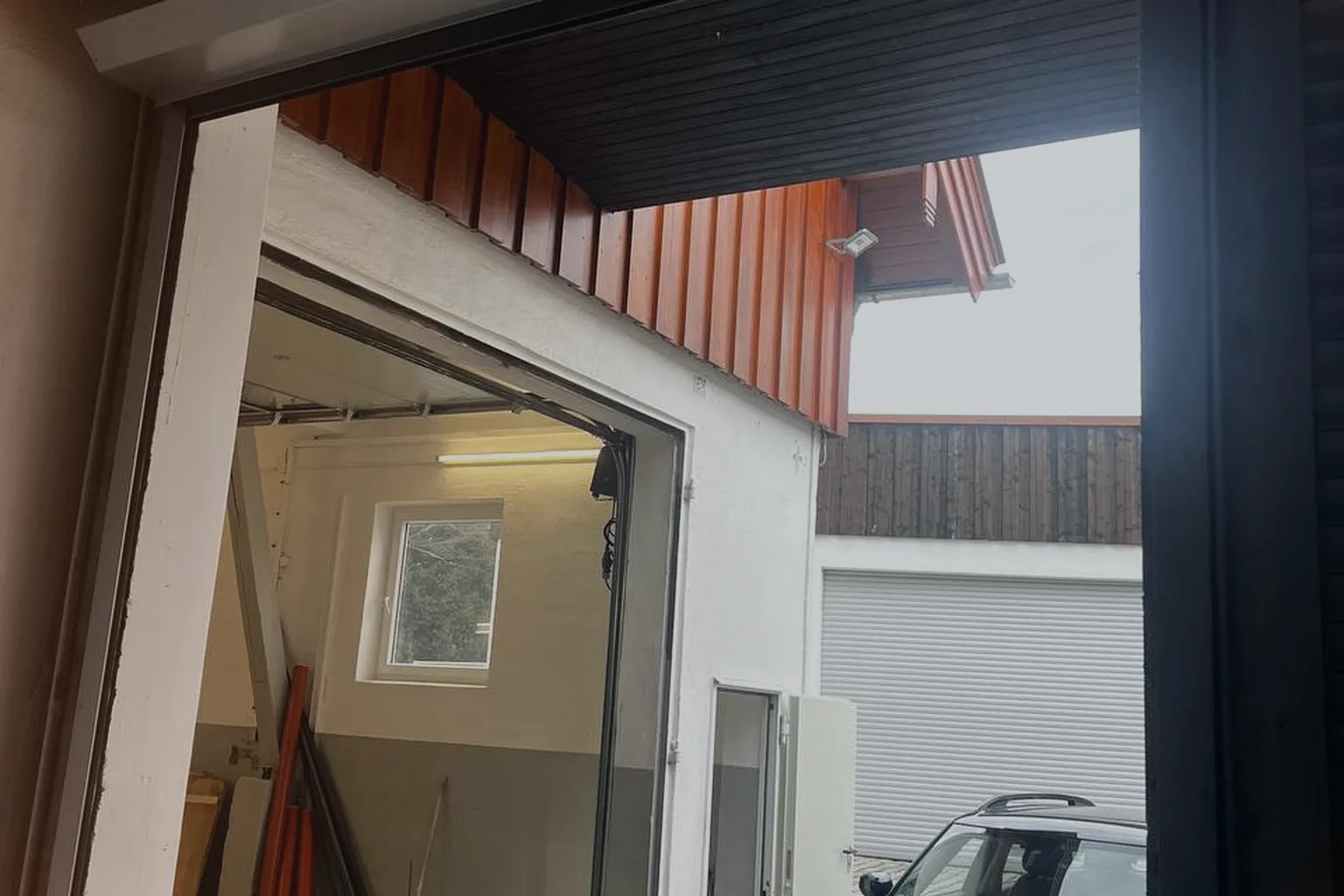 Toranlage an einem gewerblichen Bestandsobjekt